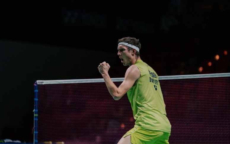 带着, 正行四人的, img