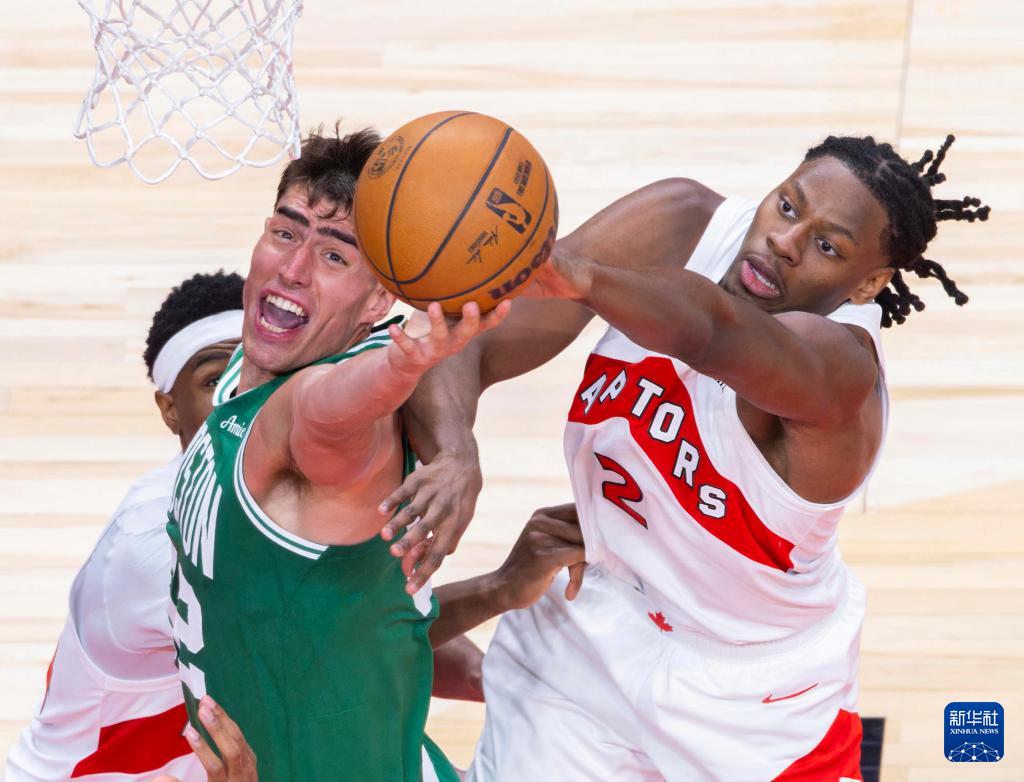 邹峥摄, 在加拿大多